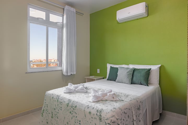 Imagjino të zgjohesh dhe të shikosh detin? Ja ku të pëlqen!

Suitë me krevat dopio, ajër të kondicionuar, 180 fije çarçafë pambuku, batanije të ngrohtë dhe perde të errëta.

Suitë me pamje nga deti.
En-suite 1 (kati i poshtëm)