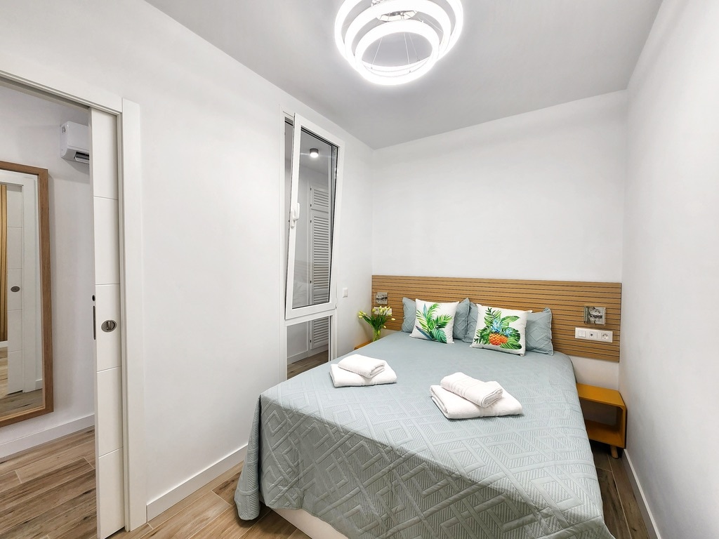 غرفة نوم بسرير مزدوج 150 × 190 سم