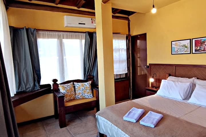 Cama de casal e sofa da Suite 2