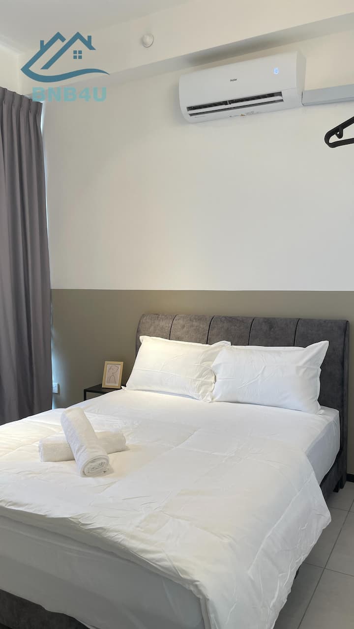 Dormitorio 1 con cama tamaño queen adjunta con inodoro y baño