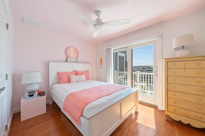 Dormitorio secundario con acceso Queen y patio superior. 