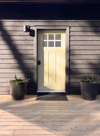 Luxury 2BR Cabin on St. Mary Lake gallery image 5