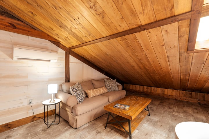 Spacious Horse Barn Suite, King Bed, 8 Miles To Dt - Asheville, NC