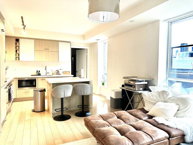 Cosy Designer Apartment with CN Tower View 2BR/1D gallery image 3