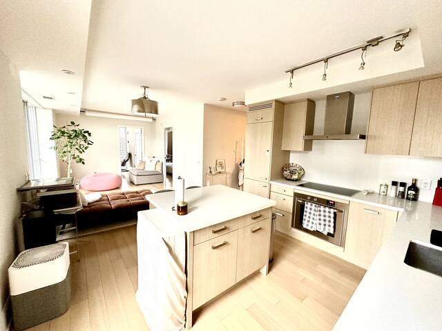 Cosy Designer Apartment with CN Tower View 2BR/1D gallery image 2