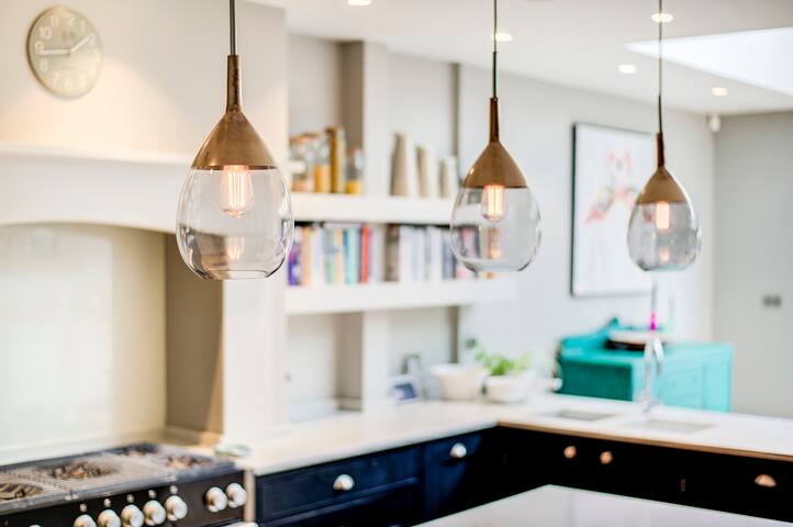 Large 6 bed house, Barnes village location. gallery image 4