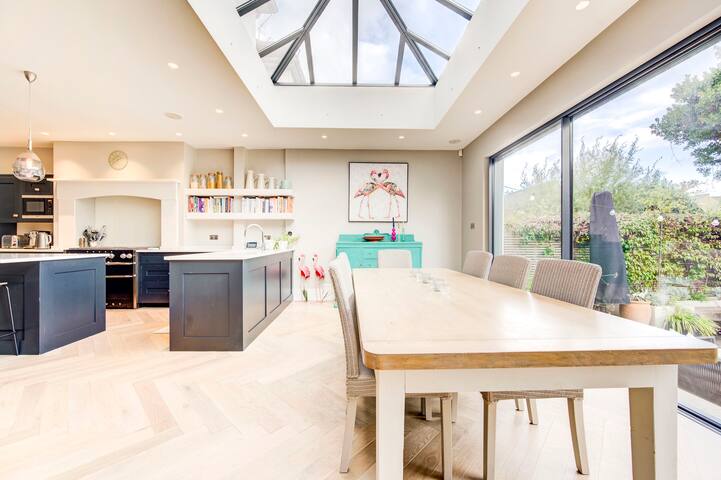 Large 6 bed house, Barnes village location. gallery image 2