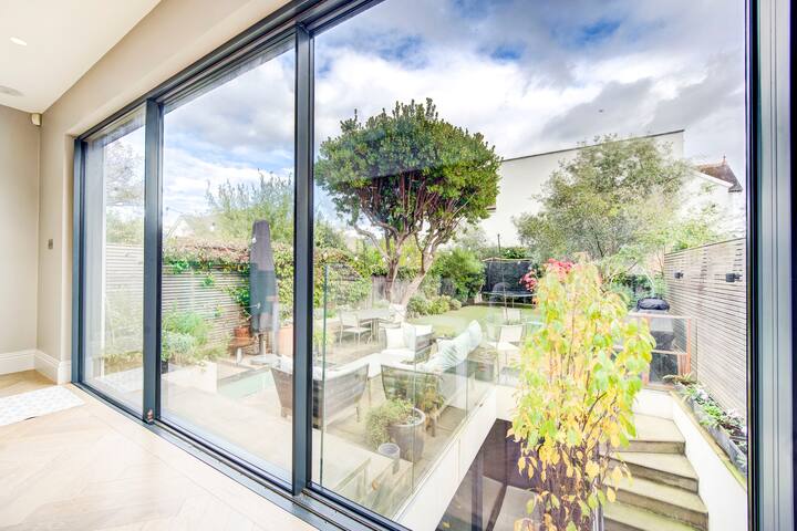 Large 6 bed house, Barnes village location. gallery image 3