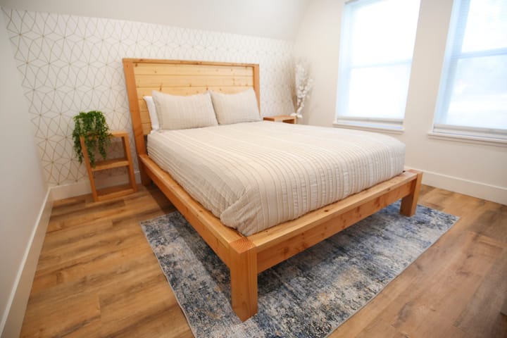 Spálňa č.2 z 3. Manželská posteľ doplnená škandinávskou dizajnérskou tapetou z Európy. 