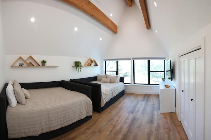 Spálňa na poschodí, spálňa č.3 z 3. Spí 6 medzi dvoma manželskými posteľami a dvoma plnými trundles. V tomto bývaní sa môže ubytovať celkom 10 osôb. 