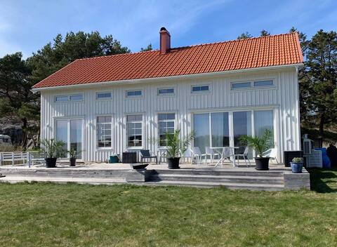 Spacious summerhouse on the west coast