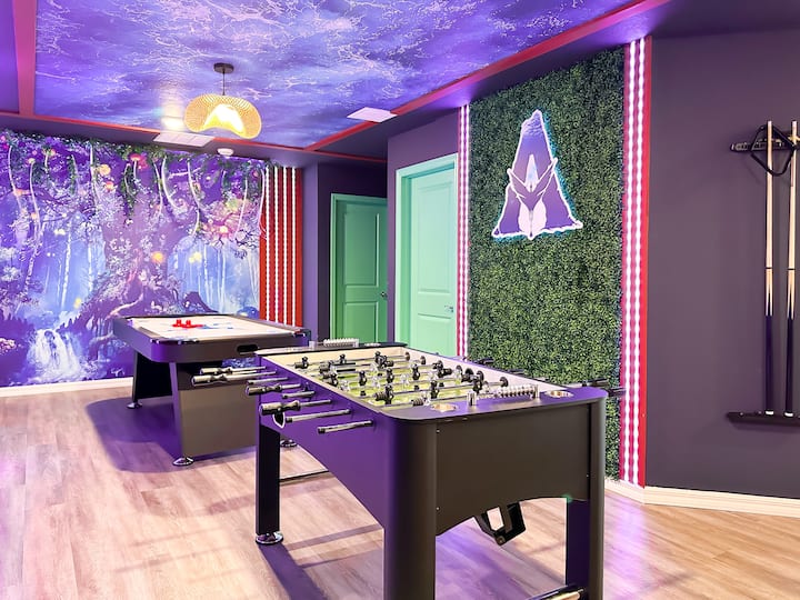 Tauche in diesem von Avatar inspirierten Gaming-Zimmer in ein Abenteuer ein! Neon-Säulen flankieren zwei PC-Rigs, während ein Tischfußballtisch und ein Air-Hockey-Pad für ununterbrochenen Spaß sorgen. Surreale Wandmalereien mit Wald- und Himmelmotiven lassen dich in eine Welt voller epischer Spiele eintauchen.