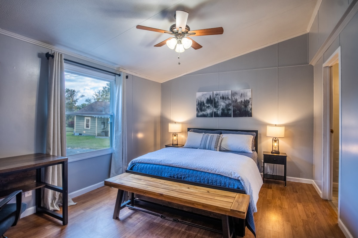 توفر غرفة النوم الرئيسية سريرًا بحجم كوين وملاءات مريحة لليالي المريحة. كما أن الستائر السوداء تقطع شوطًا طويلاً لضيوفنا. 