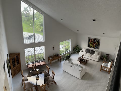 Top performing Airbnb: The Gaudium House Spacious, Pool, Game room,10 ppl in Tamiami