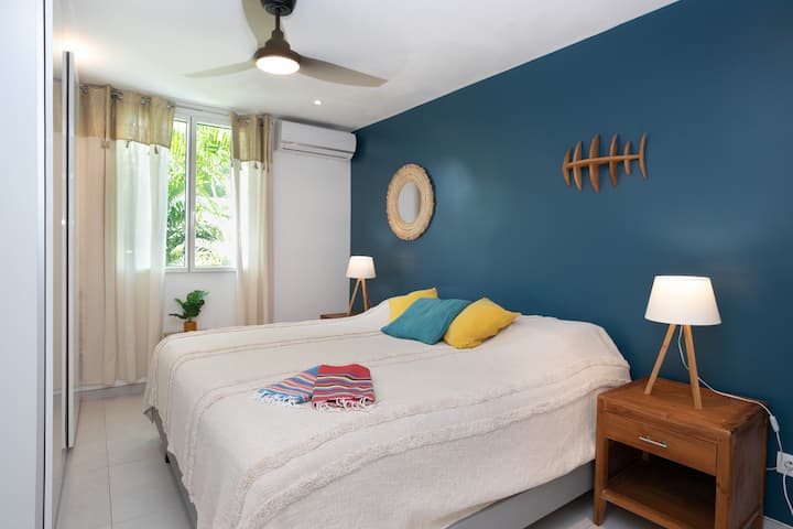 PINEL GARDEN : 
CHAMBRE 1 
(king size bed, A/C, fan, ensuite bathroom)