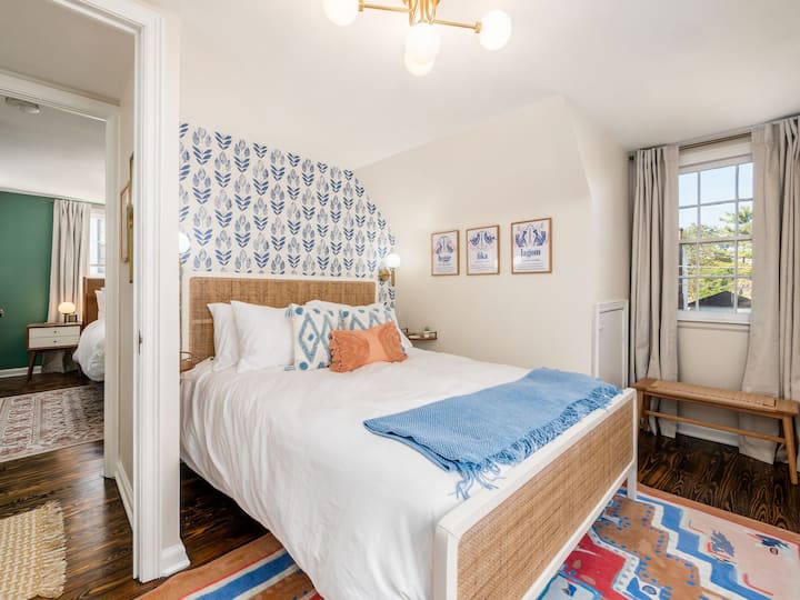 Matandiko yaleyale ya ajabu katika vyumba vyote viwili vya kulala