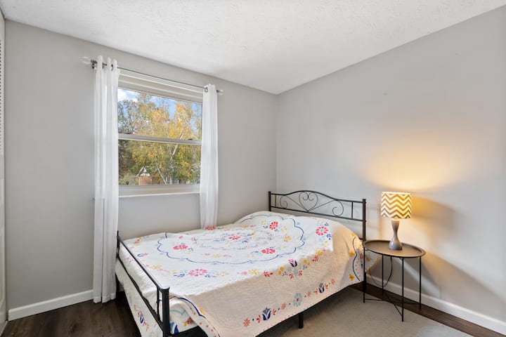 O segundo quarto com uma cama completa