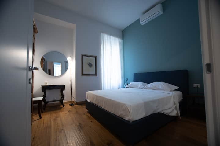 Chambre climatisée, chauffage, bureau pour travailler et armoire.