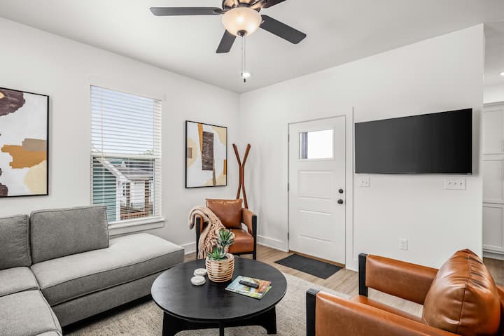 New Modern Retreat By The University - Fayetteville, AR