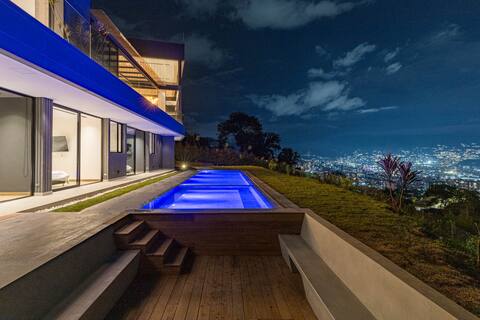 Mansion in Envigado, 15 minutes from Provenza.