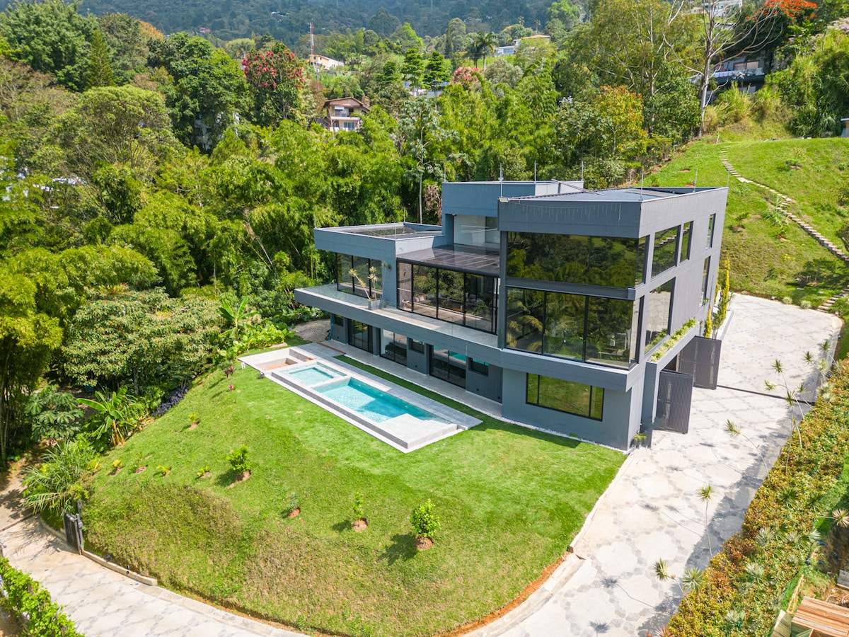 7BR Villa in Envigado — 7 bedroom vacation rental in Envigado