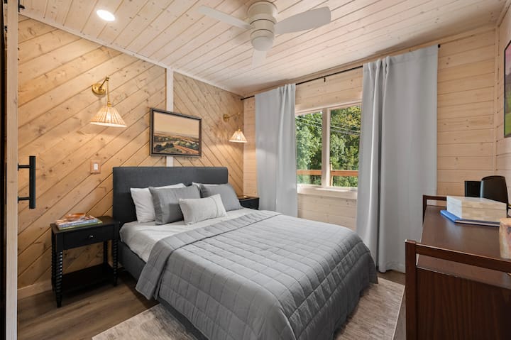 Kitanda cha ukubwa wa malkia kwenye ghorofa kuu kinajumuisha kabati la kujipambia na kabati la nguo. Madirisha makubwa huruhusu mwanga wa asili kujaza sehemu wakati wa mchana na kutoa mwonekano wa anga lenye nyota usiku. 