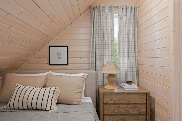 Roshani yetu ni nzuri sana! Kitanda ni kizuri sana na mwonekano kutoka kitandani unahusu miti na mazingira ya asili. Karibu na kitanda hiki cha ukubwa wa malkia, kuna bafu kamili lenye bafu.