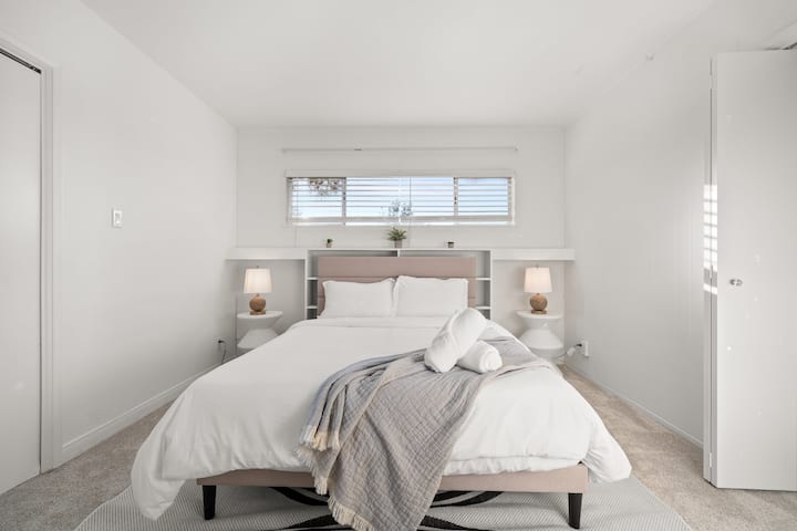 Chumba cha 3 cha Wageni kilicho na Kitanda aina ya Queen na makabati mawili 