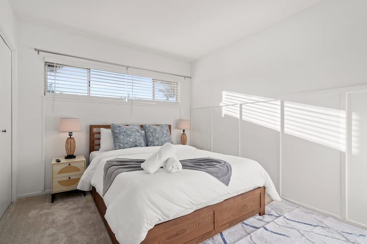 Chumba cha 2 cha Wageni kilicho na kitanda na kabati la Queen