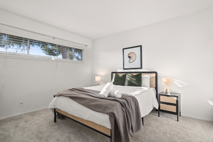 Chumba cha 1 cha Wageni kilicho na kitanda na kabati la Queen