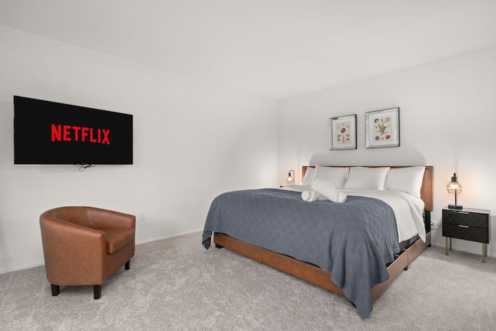 Chumba cha kulala cha msingi kilicho na kitanda cha California King