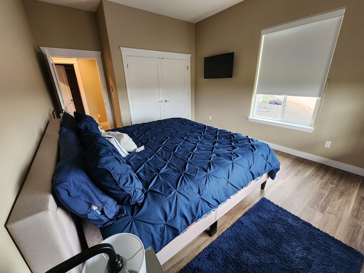 Chumba cha kulala 2 kina kitanda cha kawaida cha mfalme.  Vyumba vyote vya kulala vina TV binafsi, kebo na intaneti