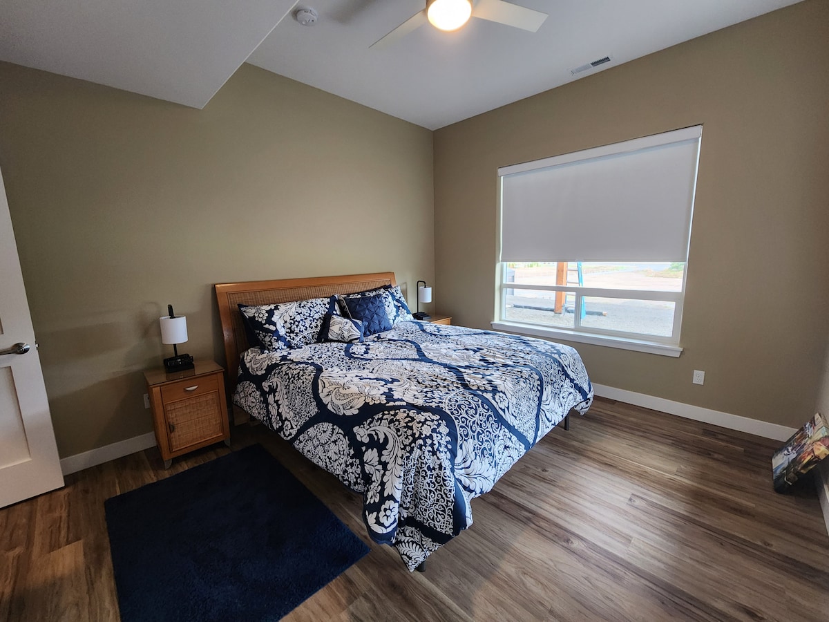 Chumba cha kwanza cha kulala kina kitanda cha mfalme wa California.  Vyumba vyote vya kulala vina TV binafsi, kebo na intaneti