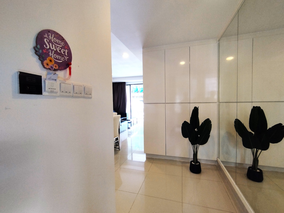 Sebule yenye Kitanda 1 cha Malkia, Sofa ya Ngozi, Kisanduku cha Runinga na Televisheni na Roshani yenye Mwonekano wa Mlima.