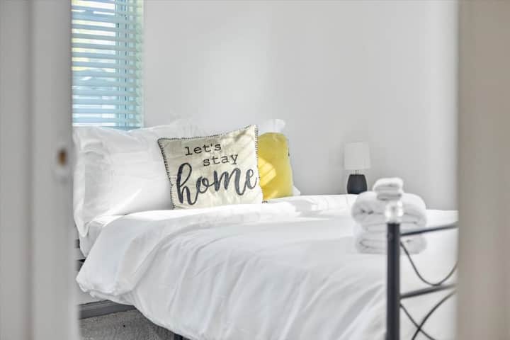 Un zoom spectaculaire sur le lit complet, afin que vous sachiez que nous sommes sophistiqués. Cela implique également subtilement que nous offrons une expérience unique de location de courte durée.
