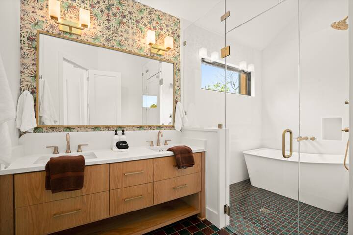 Secluded Luxury Home with Pool – The Marsian! gallery image 4