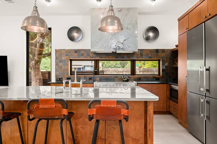 Secluded Luxury Home with Pool – The Marsian! gallery image 3