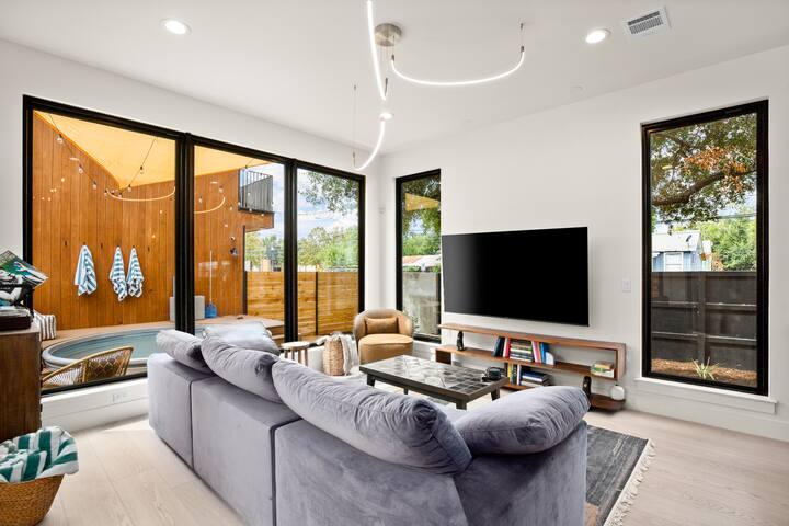 Secluded Luxury Home with Pool – The Marsian! gallery image 2