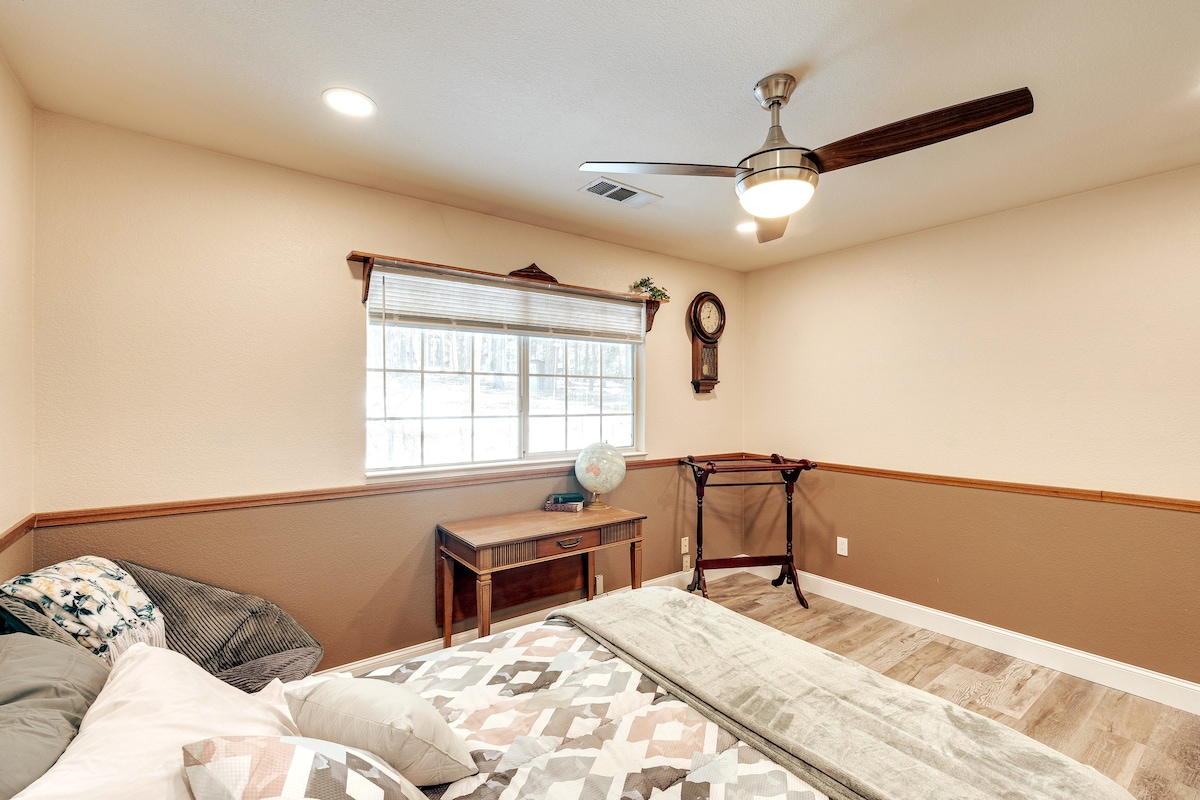 سرير بمقاس كبير في غرفة النوم رقم2 مع خزانة ضخمة