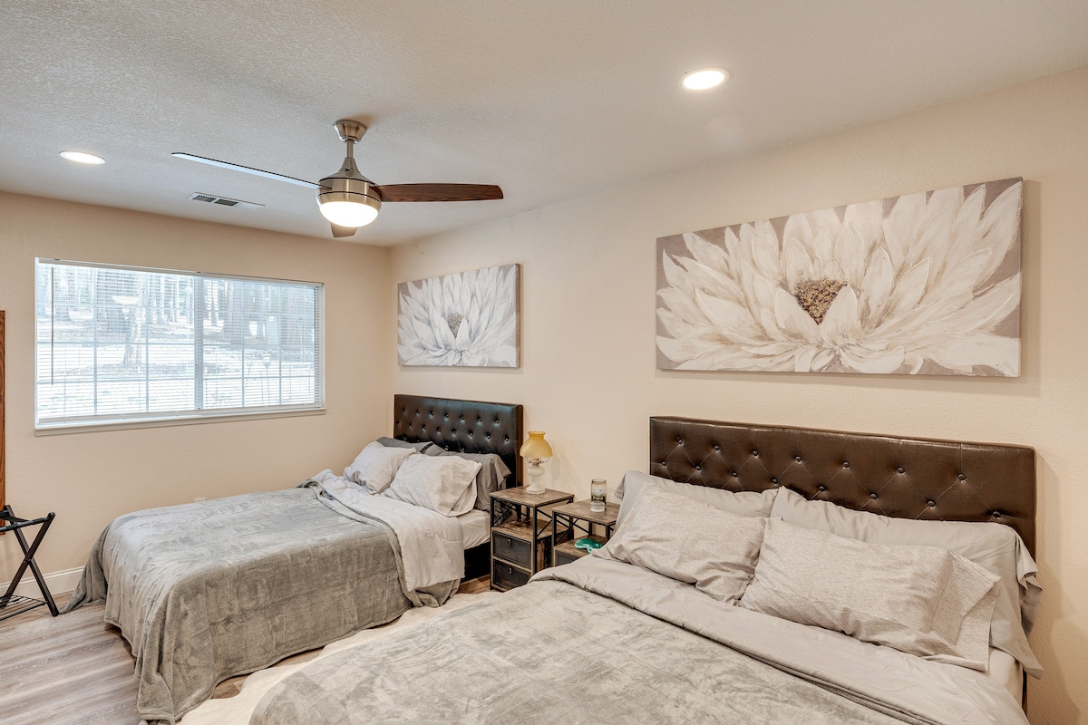  سريران كبيران  مع سجادة فرو ناعمة في غرفة نوم مشتركة رقم3