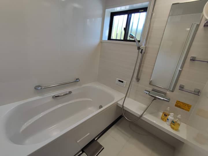 清潔なバスルームはシャンプー類完備。