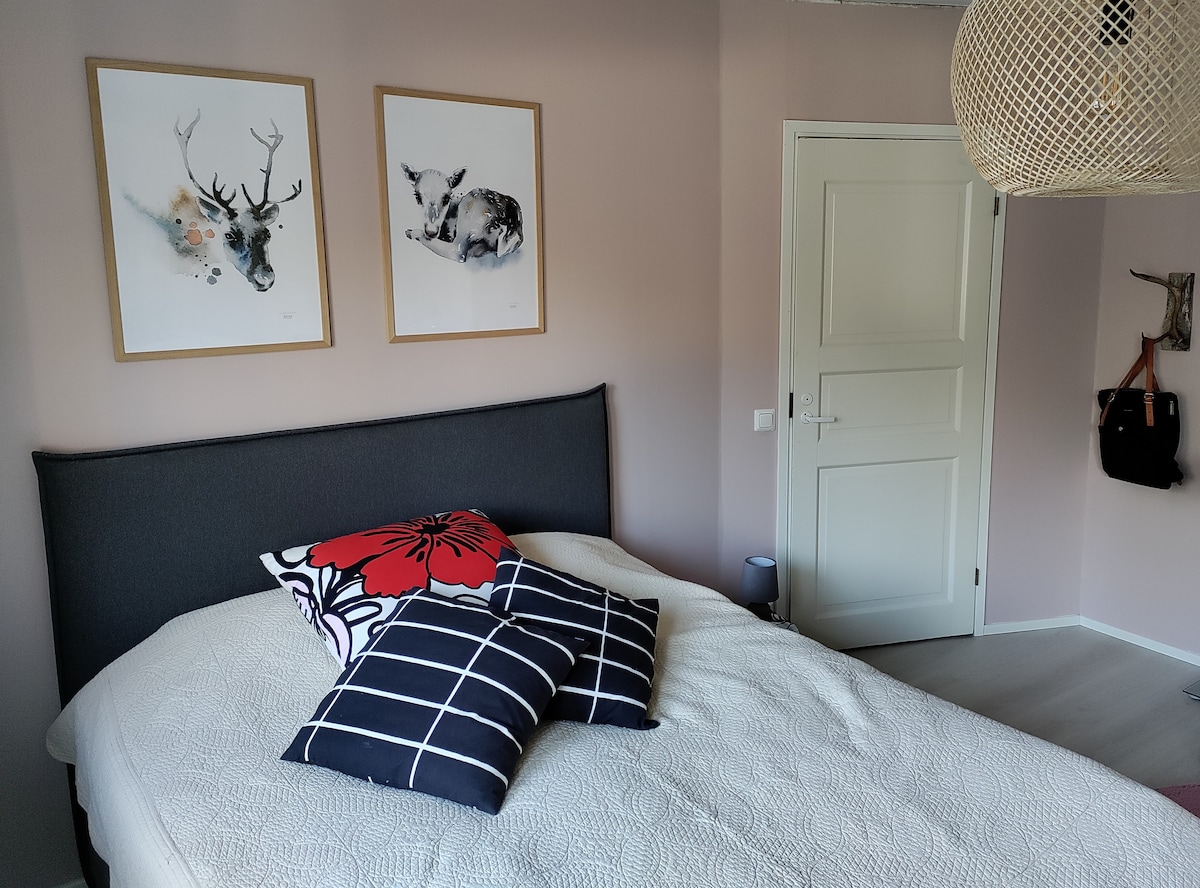 Hlavná spálňa (na poschodí)