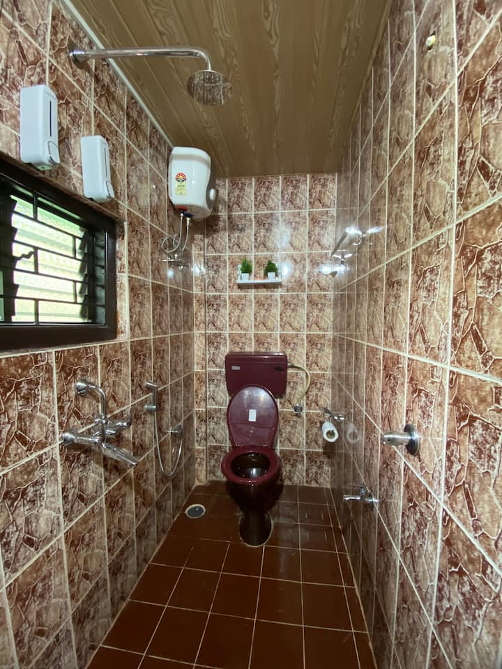 Full bathroom 1 image 1