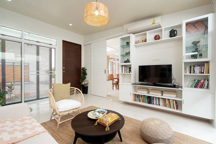 Luxury Pool Villa in Prime Location gallery image 2