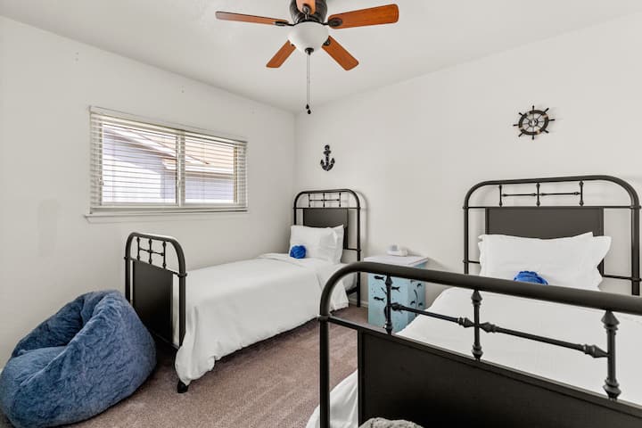 海上主题客房卧室，带2张双人床