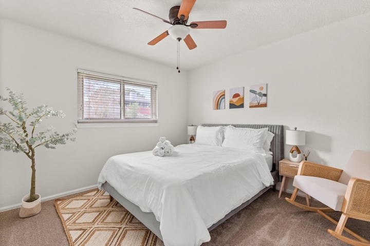 客房配有标准双人床和摇椅