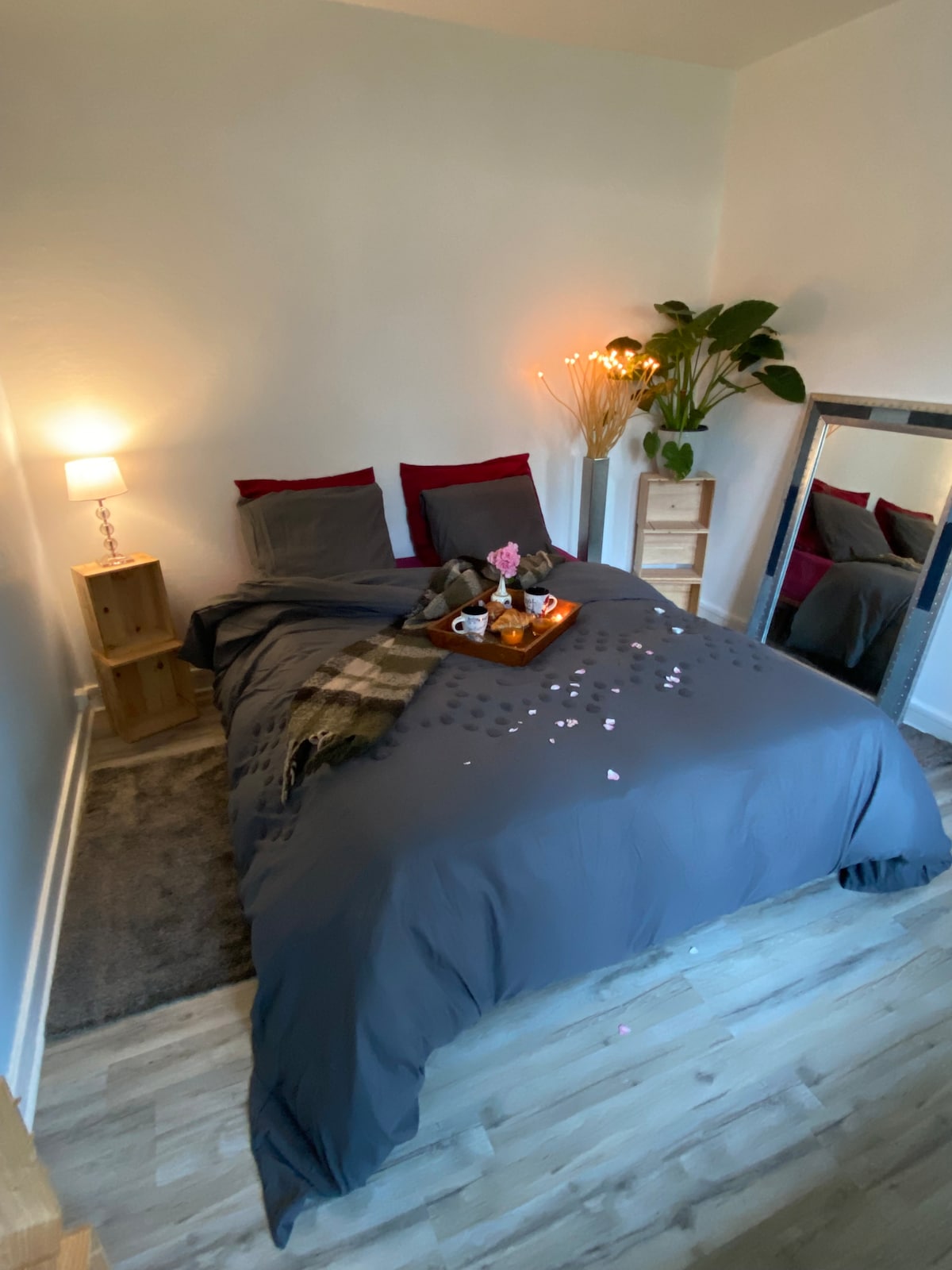 la chambre, décorée spécialement pour une ambiance romantique à la demande. avec un plateau de courtoisie . 