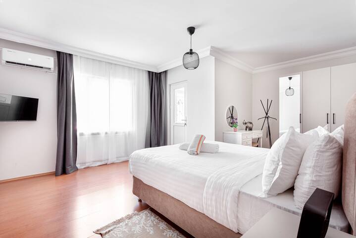 Charming 3-BR. w/Sweet king Beds. Lift &a full AC gallery image 3