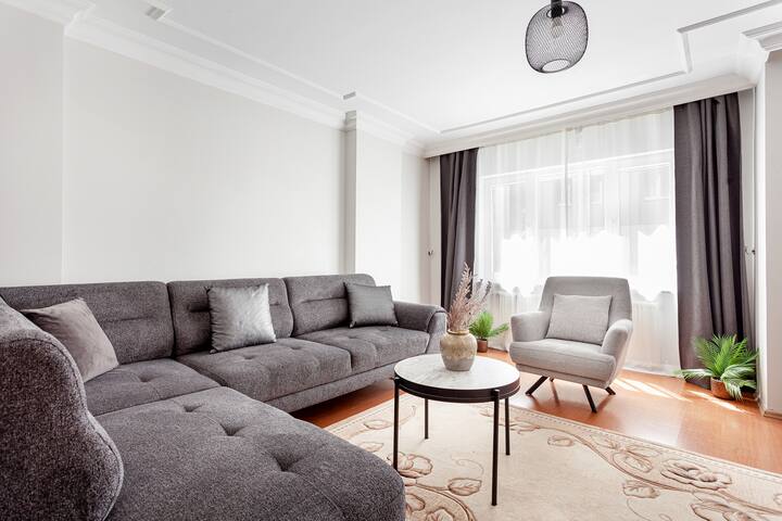 Charming 3-BR. w/Sweet king Beds. Lift &a full AC gallery image 2