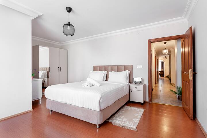 Charming 3-BR. w/Sweet king Beds. Lift &a full AC gallery image 5